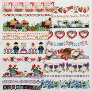 Op de afbeelding: Een witte stof met diverse kruissteekontwerpen. De ontwerpen omvatten kippen, boerderijtaferelen, bloemenranden, harten en figuren in traditionele klederdracht. Het woord "WELCOME" is ook in de stof gestikt.