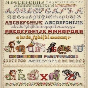 Puede incluir: Un muestrario de punto de cruz con varios alfabetos y elementos decorativos. El diseño incluye letras mayúsculas y minúsculas en múltiples fuentes, junto con ilustraciones de animales caprichosos. La paleta de colores incluye verde, rojo y azul.