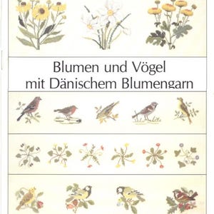 Può includere: Un foglio di modelli a punto croce con motivi floreali e di uccelli. La fila superiore mostra fiori gialli e narcisi bianchi. La fila centrale mostra vari uccelli. Il testo "Blumen und Vögel mit Dänischem Blumengarn" è visibile.