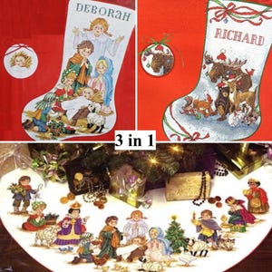 Pode incluir: Um conjunto de três artigos de ponto cruz com tema natalino. São exibidas duas meias, uma com o nome "DEBORAH" e outra "RICHARD". Uma saia de árvore redonda apresenta uma cena de natividade. Todos os itens estão em um fundo vermelho.