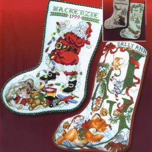 Könnte beinhalten: Bestickte Weihnachtsstrümpfe mit festlichen Designs. Einer zeigt den Weihnachtsmann mit einer Lichterkette, dem Namen "MacKenzie" und dem Jahr 1999. Andere Strümpfe haben Urlaubsszenen mit Mäusen und Bären.