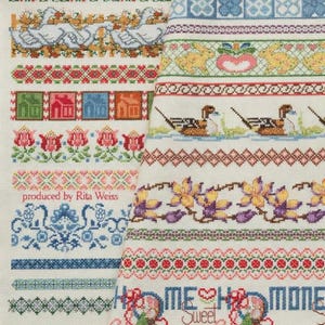 Könnte beinhalten: Nahaufnahme von zwei Kreuzstich-Mustern mit verschiedenen gestickten Mustern. Die Designs umfassen Gänse, Häuser, Blumen und die Worte "HOME SWEET HOME". Die Muster befinden sich auf weißem Hintergrund.