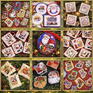 Puede incluir: Una colección de adornos y decoraciones navideñas hechos a mano. La imagen presenta varios diseños de punto de cruz, incluyendo a Papá Noel, calcetines y escenas festivas, todo sobre un fondo de vegetación y piñas. Los adornos son de varias formas y tamaños.