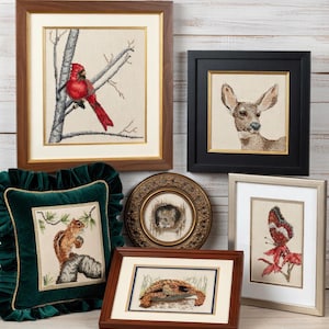 Vintage stijl kruissteekkunst met dieren in het wild - kardinaal, hert, vlinder en meer, direct te downloaden als PDF.