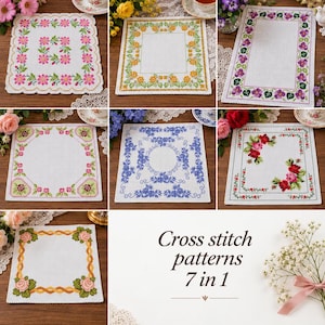 Op de afbeelding: Een verzameling van zeven vierkante witte stoffen met diverse kruissteek bloemmotieven in roze, geel, paars, blauw en rood. De ontwerpen bevatten randen van bloemen, wijnstokken en linten. De tekst luidt: Cross stitch patterns 7 in 1.