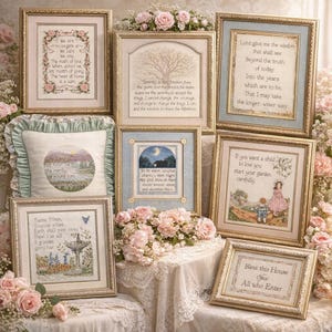 Può includere: Una collezione di campioni a punto croce incorniciati e un cuscino decorativo. I campioni presentano citazioni ispiratrici e scene pastorali, incorniciati in oro con accenti floreali. Il cuscino ha un design paesaggistico con una citazione. Il tema è l'arredamento della casa.