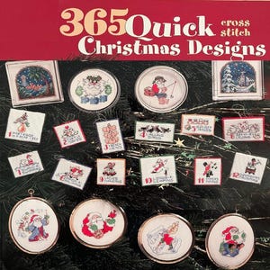 Puede incluir: Una colección de diseños de punto de cruz navideños, que incluyen cuadrados enmarcados y adornos circulares. Los diseños presentan a Papá Noel, escenas invernales y texto como "365 Quick Christmas Designs". La paleta de colores incluye rojo, verde, blanco y dorado.
