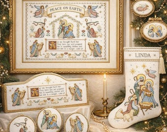 Op de afbeelding: Een verzameling kerst-thema kruissteek items, waaronder een ingelijste foto, een decoratief bord, ornamenten en een kous. Het ingelijste stuk leest "Peace on Earth". De kous is gepersonaliseerd met de naam "Linda".