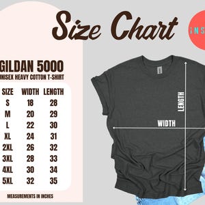 Puede incluir: Tabla de tallas para una camiseta unisex de algod&oacute;n pesado Gildan 5000. La tabla muestra las medidas en pulgadas para las tallas S a 5XL. Se muestra una camiseta gris oscuro con vaqueros. Las palabras "Ancho" y "Largo" est&aacute;n etiquetadas.