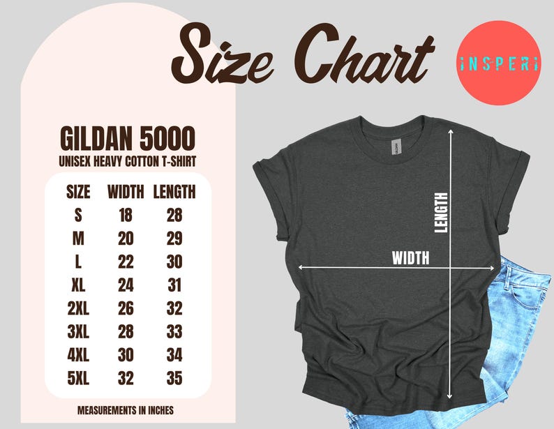Puede incluir: Tabla de tallas para una camiseta unisex de algod&oacute;n pesado Gildan 5000. La tabla muestra las medidas en pulgadas para las tallas S a 5XL. Se muestra una camiseta gris oscuro con vaqueros. Las palabras "Ancho" y "Largo" est&aacute;n etiquetadas.