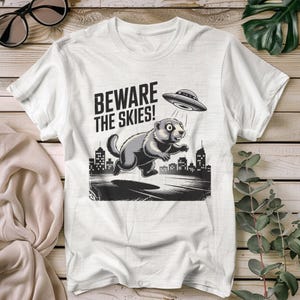 Camiseta divertida de OVNI con marmota, camiseta gráfica "Cuidado con el cielo", camiseta de dibujos animados de abducción alienígena, camiseta retro de ciencia ficción con animales, camiseta de marmota