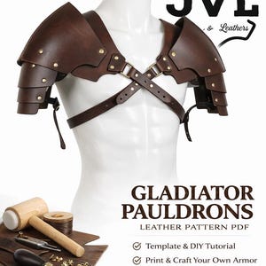 Könnte beinhalten: Braune Leder-Gladiator-Schulterstücke mit Messingnieten, auf einer Schaufensterpuppe dargestellt. Das Bild enthält den Text "GLADIATOR PAULDRONS LEATHER PATTERN PDF" und das Logo "Johnny's JVL & Leathers". DIY-Vorlage.