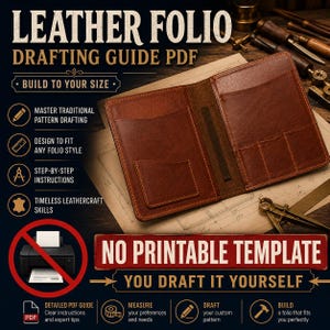 Op de afbeelding: Een bruine lederen folio met binnenzakken en een penlus, weergegeven op tekenpapier met technische tekeningen. De tekst luidt LEATHER FOLIO DRAFTING GUIDE PDF, NO PRINTABLE TEMPLATE, YOU DRAFT IT YOURSELF en bevat diverse instructies.