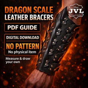 Op de afbeelding: Zwarte lederen polsbeschermers met een drakenschubbenontwerp en zilverkleurige metalen klinknagels. De tekst luidt: DRAGON SCALE LEATHER BRACERS, PDF GUIDE, DIGITAL DOWNLOAD, NO PATTERN, No physical item, Measure & draw your own, Johnny's JVL Vintage & Leathers.