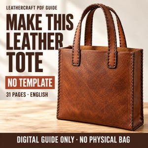 Op de afbeelding: Een bruine leren tas met een kruislings gearceerde textuur en gestikte randen, voorzien van twee handvatten. De tekst op de afbeelding luidt: LEATHERCRAFT PDF GUIDE, MAKE THIS LEATHER TOTE, NO TEMPLATE, 31 PAGES, ENGLISH, DIGITAL GUIDE ONLY, NO PHYSICAL BAG.