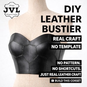 Op de afbeelding: Een zwart leren bustier met een geometrisch ontwerp, getoond op een mannequin. De afbeelding bevat de tekst "DIY LEATHER BUSTIER" en "REAL CRAFT". Het logo van "Johnny's JVL Vintage & Leathers" is ook zichtbaar.