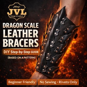 Può includere: Bracciali in pelle nera con un design a scaglie di drago, fissati con rivetti. L'immagine presenta il testo "DRAGON SCALE LEATHER BRACERS" e "DIY Step-by-Step GUIDE". I bracciali sono descritti come "Beginner Friendly" e "No Sewing - Rivets Only".