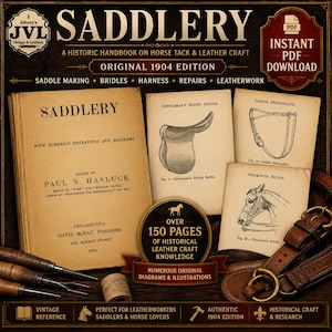 Op de afbeelding: Een digitale download van de editie uit 1904 van het boek Saddlery, een historisch handboek over paardentuig en leerbewerking. De afbeelding toont de boekomslag, pagina's met gravures van een zadel, borsttuig en hoofdstel, en ledergereedschap.