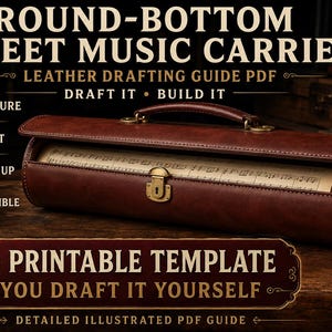 Op de afbeelding: Een cilindervormige bruin lederen bladmuziekdrager met een handvat en een koperen sluiting. De zijkant heeft een rond paneel van licht hout met metalen noppen. Tekst: ROUND-BOTTOM SHEET MUSIC CARRIER, LEATHER DRAFTING GUIDE PDF, NO PRINTABLE TEMPLATE.