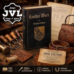 Op de afbeelding: Een vintage boek getiteld Leather Work door Winifred Wilson met een zwarte kaft en gouden wapenschild, vergezeld van lederbewerkingsgereedschap, een bewerkte leren tas, een riem, een klosje garen en een kaart The Original 1908 Edition.