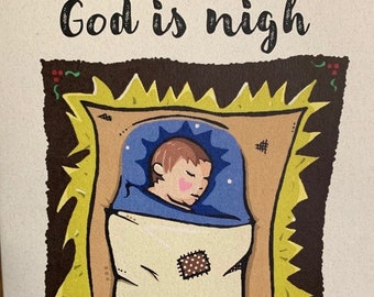 Op de afbeelding: Een kaart met een handgetekend ontwerp van een baby in een kribbe. De tekst "God is nigh" staat in het zwart bovenaan de kaart.