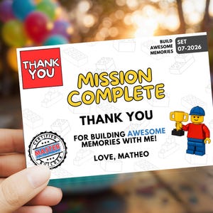 Peut inclure: Une carte de remerciement rectangulaire avec un fond blanc et un motif de briques gris clair. Le texte indique MISSION COMPLETE, THANK YOU, FOR BUILDING AWESOME MEMORIES WITH ME! LOVE, MATHEO. Inclut un encadré rouge et une figurine tenant un trophée.