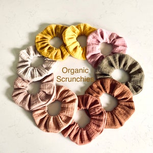 Coleteros de muselina orgánica: accesorios para el cabello en tonos tierra