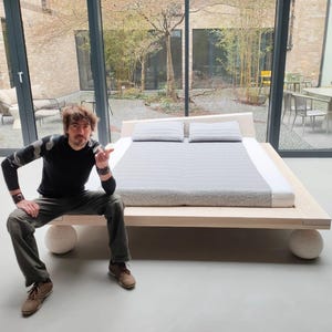 THETA 4MOON - C'est un objet, pas un meuble - Cadre de lit double minimaliste en bois massif massif