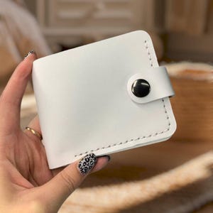 Cartera plegable de piel blanca para mujer: compacta, minimalista y hecha a mano. Cartera de piel para mujer.