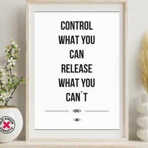 Puede incluir: Impresión enmarcada con el texto "CONTROL WHAT YOU CAN RELEASE WHAT YOU CAN'T". La impresión está en un marco de madera clara y se exhibe en un estante blanco con jarrones y plantas decorativas.