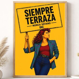 Puede incluir: Impresión artística de pared con una mujer sosteniendo un cartel con las palabras "SIEMPRE TERRAZA" y "NUNCA SÓTANO BNC" sobre un fondo amarillo. La obra de arte está enmarcada en un marco de madera e incluye el texto "Instant Download" y "Printable Wall Art".