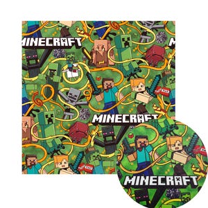 以下が含まれることがあります： 緑色の生地に、Minecraftのキャラクターと白い「MINECRAFT」の文字が繰り返されるパターン。デザインには、スティーブ、アレックス、ゾンビ、クリーパー、その他のゲーム要素が含まれています。