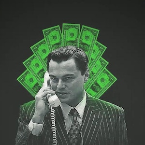 K&ouml;nnte beinhalten: Graustufenbild eines Mannes in einem Nadelstreifenanzug, der ein Telefon h&auml;lt, mit einem F&auml;cher aus gr&uuml;nen Dollarnoten hinter ihm. Der Hintergrund ist schwarz und erzeugt einen auff&auml;lligen Kontrast. Der Mann schaut den Betrachter an.