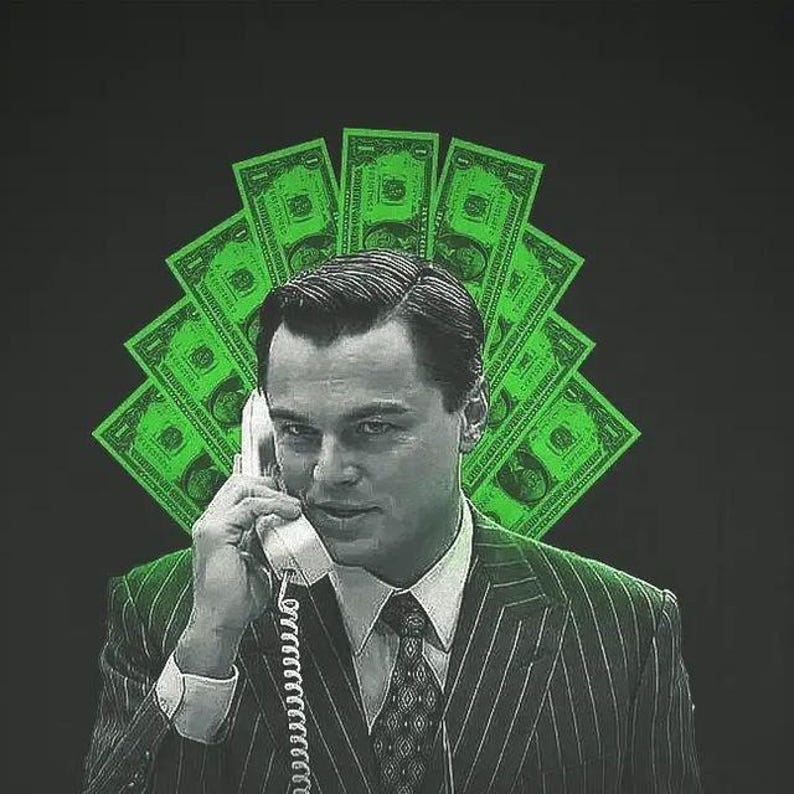 K&ouml;nnte beinhalten: Graustufenbild eines Mannes in einem Nadelstreifenanzug, der ein Telefon h&auml;lt, mit einem F&auml;cher aus gr&uuml;nen Dollarnoten hinter ihm. Der Hintergrund ist schwarz und erzeugt einen auff&auml;lligen Kontrast. Der Mann schaut den Betrachter an.