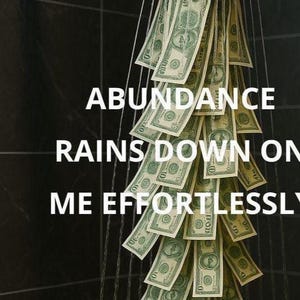 K&ouml;nnte beinhalten: Ein Bild zeigt eine Kaskade von US-Dollar-Scheinen, die wie eine Dusche angeordnet sind. Der Text "ABUNDANCE RAINS DOWN ON ME EFFORTLESSLY" ist in Wei&szlig; vor einem dunklen Hintergrund &uuml;berlagert, was Reichtum und Leichtigkeit suggeriert.