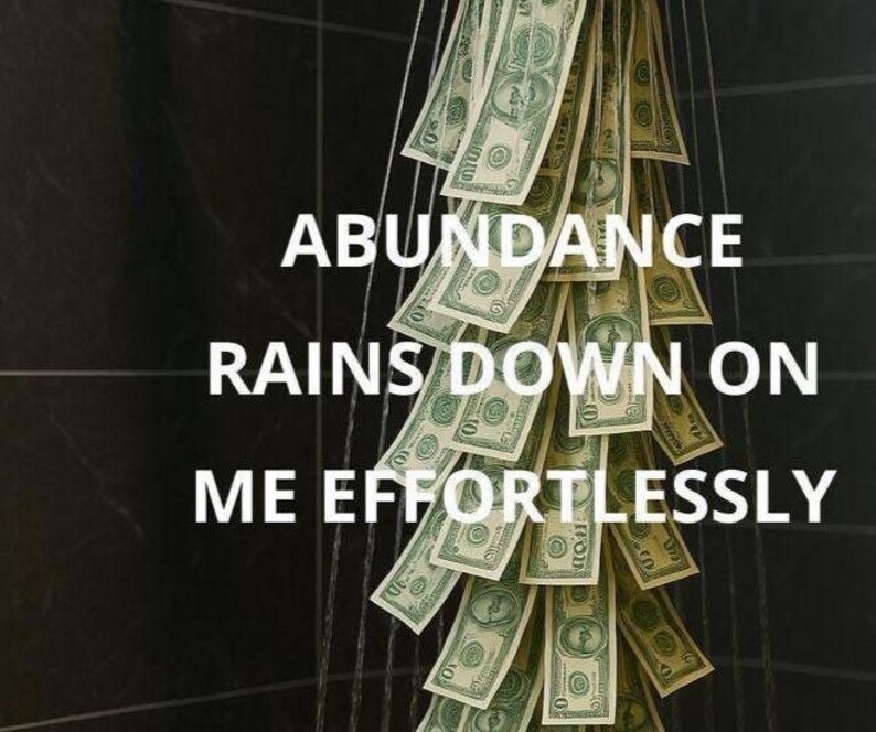 K&ouml;nnte beinhalten: Ein Bild zeigt eine Kaskade von US-Dollar-Scheinen, die wie eine Dusche angeordnet sind. Der Text "ABUNDANCE RAINS DOWN ON ME EFFORTLESSLY" ist in Wei&szlig; vor einem dunklen Hintergrund &uuml;berlagert, was Reichtum und Leichtigkeit suggeriert.
