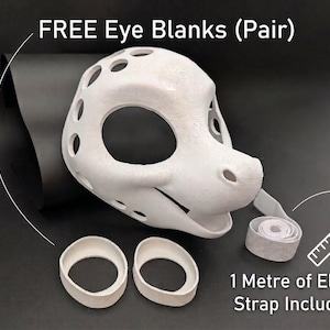 Può includere: Base per testa di fursuit bianca incompiuta con spazi vuoti per gli occhi e cinturino elastico. La testa ha più fori circolari e un muso. Il testo recita "FREE Eye Blanks (Pair)" e "1 Metre of Elastic Strap Included".