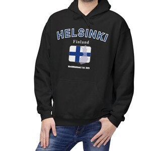 Moletom com capuz escuro unissex com estampa da bandeira de Helsinque e Finlândia | Conjunto de viagem aconchegante | Moletom com capuz estilo escandinavo | Presente finlandês | WorldWideHoodz