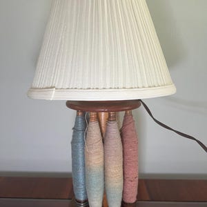 vintage thread spool spindle bobbin lamp with lot of 6 wooden thread bobbins
