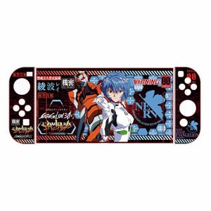 Könnte beinhalten: Eine individuelle Hülle für eine Spielkonsole mit Charakteren aus der Anime-Serie Neon Genesis Evangelion. Das Design umfasst Bilder von Rei Ayanami und einer Evangelion-Einheit, mit japanischem Text und einem rot-schwarzen Farbschema.