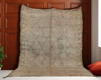 Vintage Beni Mguild Wool Rug: Handwoven Moroccan Berber Carpet (81.9 x 115)
