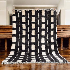 Handmade Wool Moroccan Rug: Abstract Berber Kilim Rug