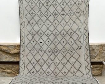 Vintage Boujaad Rug: Handmade Moroccan Berber Wool Carpet (72.8 x 128 in