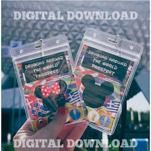 Könnte beinhalten: Zwei durchsichtige Ausweishüllen aus Kunststoff mit Karten, die den Titel Drinking Around The World Passport tragen. Die Karten zeigen eine bunte Collage aus internationalen Flaggen, Getränke-Symbolen und schwarzen Micky-Maus-Ohr-Silhouetten.