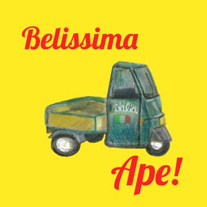 Puede incluir: Ilustración de un camión Ape de tres ruedas verde con una caja de carga amarilla, la palabra "Italia" y la bandera italiana en el lateral. El texto "Belissima Ape!" está escrito en rojo sobre un fondo amarillo.
