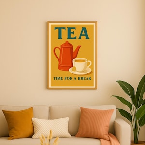Peut inclure: Affiche encadrée avec le mot « TEA » en bleu sarcelle au-dessus d'une illustration de théière et de tasse rouges. Le texte « TIME FOR A BREAK » est en dessous. L'affiche est au-dessus d'un canapé beige avec des coussins orange et blancs, une table ronde et une plante en pot.