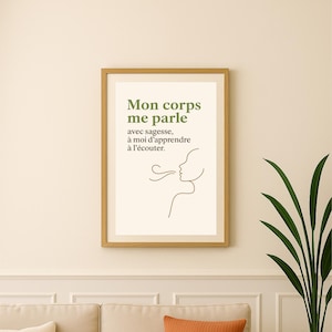 Peut inclure: Une affiche encadrée avec le texte "Mon corps me parle" en vert, accompagnée d'un dessin au trait d'un profil exhalant. L'affiche est au-dessus d'un canapé beige avec des coussins orange et crème, à côté d'une plante en pot.