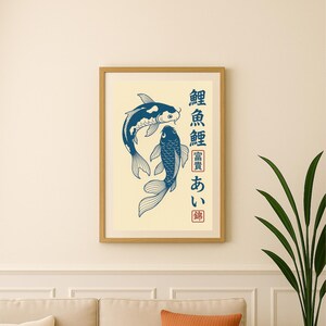 Peut inclure: Impression d'art encadrée représentant deux carpes koï bleues sur fond crème. Des caractères japonais sont imprimés verticalement à droite. L'œuvre est au-dessus d'un canapé beige avec des coussins orange et crème.