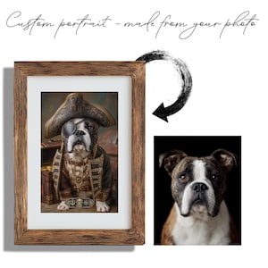 Peut inclure: Un portrait personnalisé encadré d'un bouledogue déguisé en pirate, avec un chapeau, un cache-œil et une veste. Le cadre est en bois. Le texte indique "Portrait personnalisé - fait à partir de votre photo". Une deuxième image montre le visage du chien.