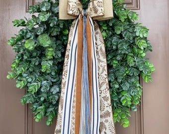 Conjunto de laços para guirlanda com uma mistura de texturas de fita em tons de azul e marrom. Mede 23 cm de largura com pontas de 63,5 cm de comprimento.